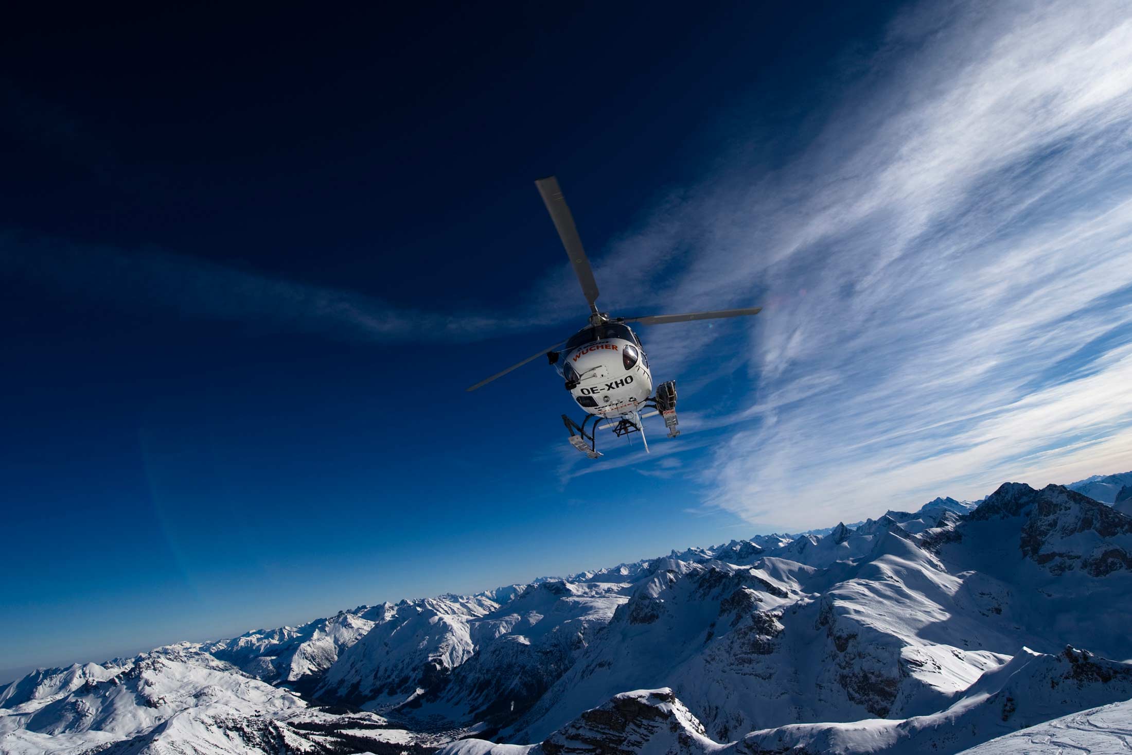 Helicopter über den Alpen